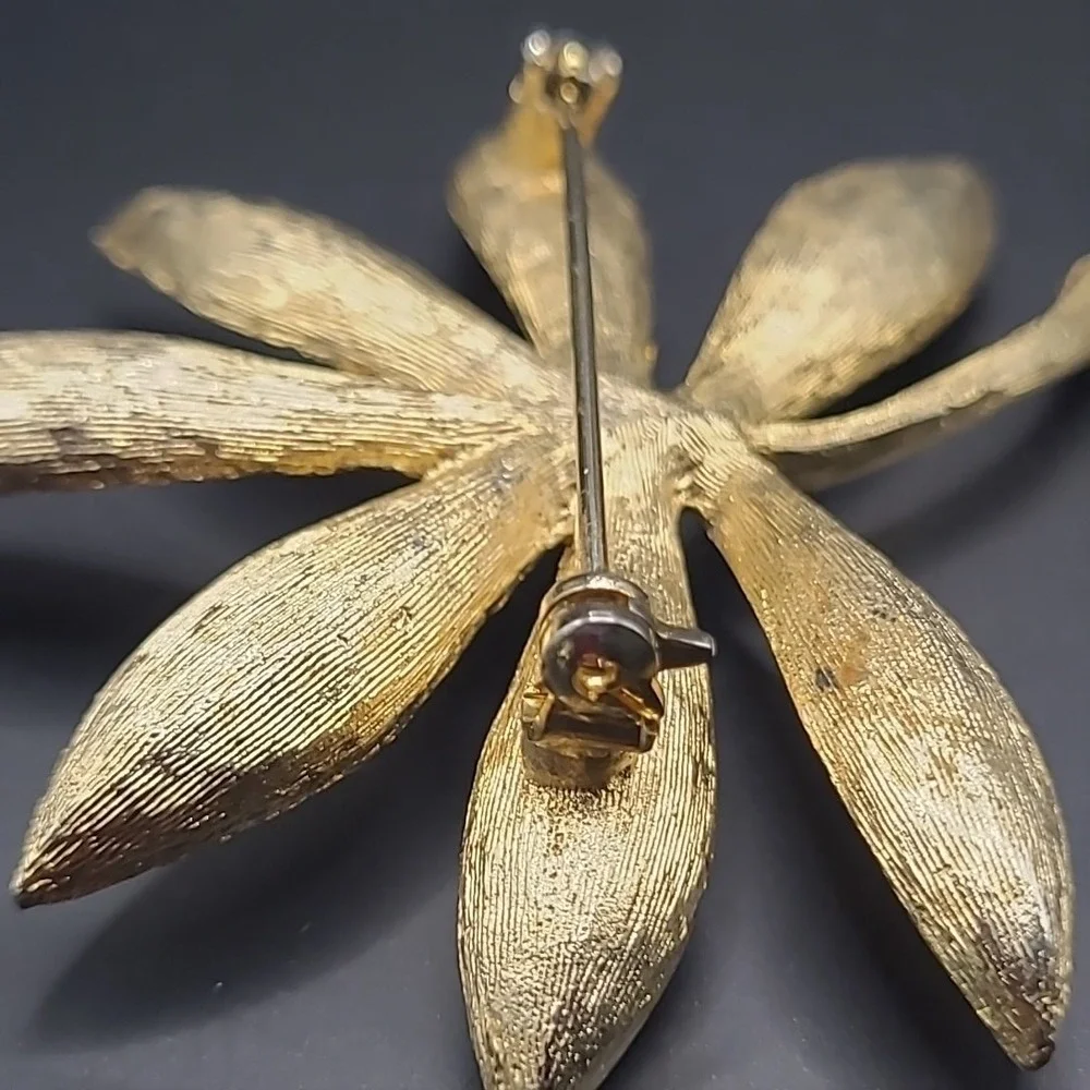 Vintage Leaf Brooch Woman Gold Tone Textured Fan Foliage Pin‎ Accessory